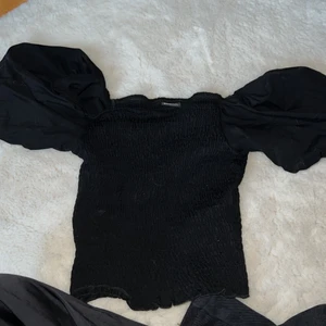 Topp  - Svart topp med puffiga armar från Gina tricot. Storlek xxs. Använd ish 1 gång🌸