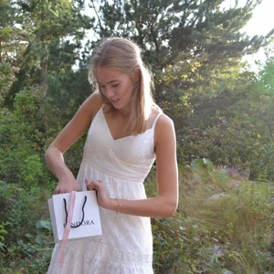 Vit spetsklänning - Super fin vit spetsklänning endast använd en gång. Därav är den i mycket bra skick, nästintill som ny. Perfekt för skolavslutning, student, konfirmation eller andra event! 