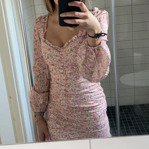 Somrig klänning - Somrig klänning ifrån Nelly som säljes pga för liten i storleken. Den är oanvänd & i storlek xs. Nypris 449kr säljes för 250kr med tanke på skicket! Har utgått från nellys sortiment, köpt sommaren förra säsongen. 