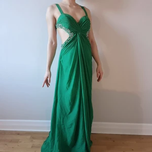 Specialmade balklänning grön, stl. S/36 - Balklänning (lika grön som Malmös gamla bussar), med silvriga paljetter och pärlor. Bra skick. Figursydd för 1800 kr, säljer för 330 kr. Finns för avhämtning i Malmö, alt kan skickas (mot att köparen betalar frakten). Betalning via swish.