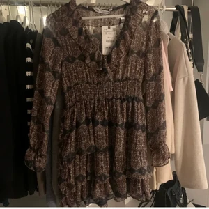 Zara klänning  - (Två första bilderna lånad) Intressekoll på denna super fina slutsålda klänning från zara!! Helt oanvänd med lappen kvar (endast provad), säljer då den var fel storlek och returdatumet har passerat🤍🤍