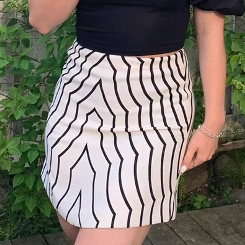 Super söt kjol från märket Marc Jacobs. Använd vid några få tillfälle. Perfekt på sommaren eller till festen 🤩🌟. Kjolar.