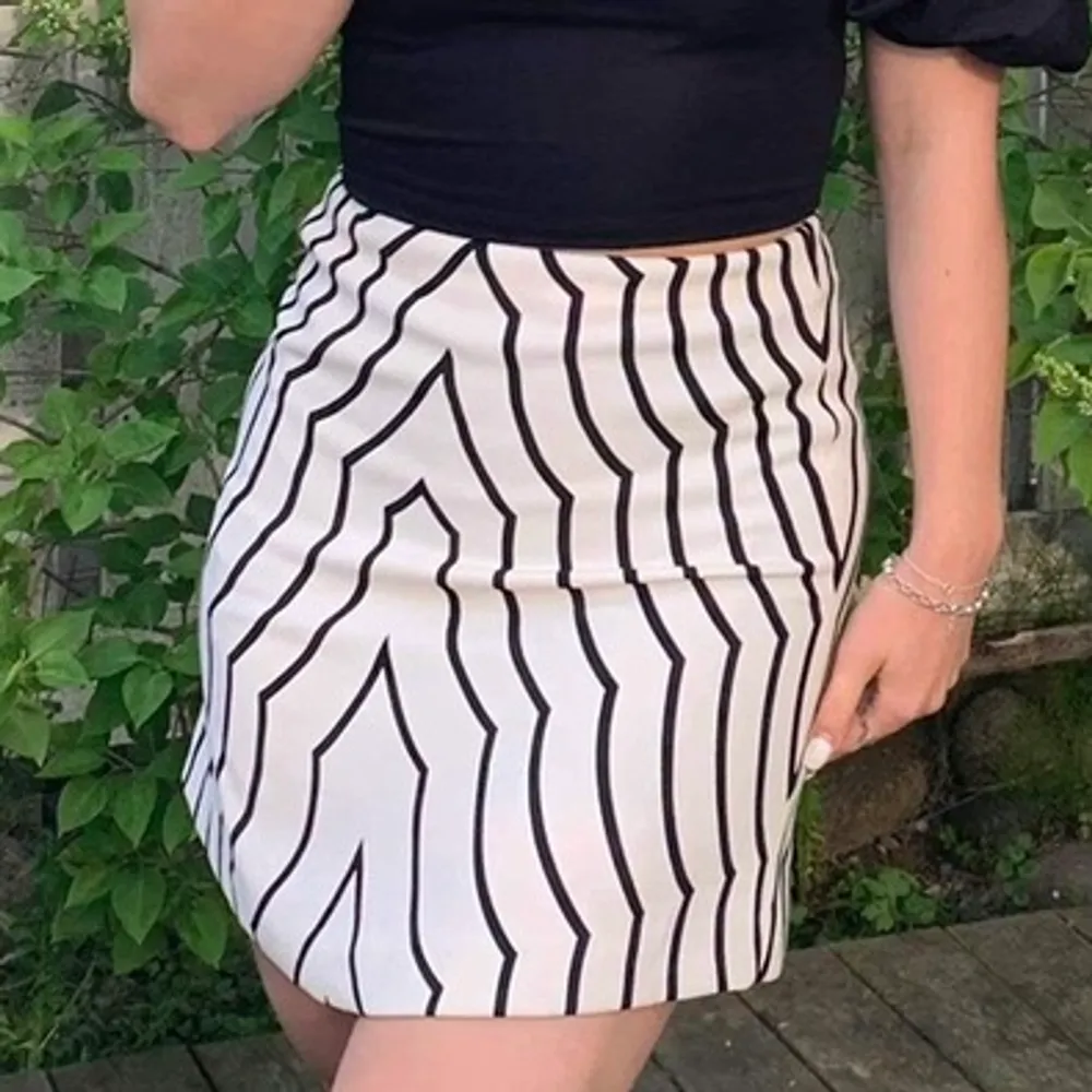 Super söt kjol från märket Marc Jacobs. Använd vid några få tillfälle. Perfekt på sommaren eller till festen 🤩🌟. Hameet.
