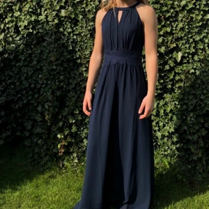 Balklänning - 🦋 Säljer min fina marinblåa balklänning som endast är använd en gång!                                                                      🦋 Storlek XS (jag är 168 cm på bilden)                                 🦋 Klänningen går hela vägen ner!                                          🦋 Pris: 350kr                                                                          🦋 Köparen står för frakt.                                                        🦋 Kan skicka fler bilder! 