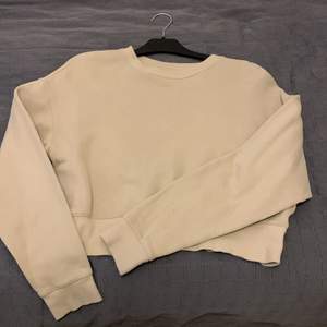 En basic sweatshirt som är lite croppad och är i mjukt bommulstyg