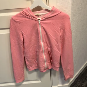 Rosa huvtröja  - En rosa huvtröja från HM. I bra skick. Frakt tillkommer 