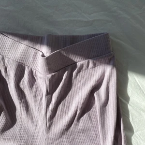 Byxor från Cubus - Säljer nu dessa helt oanvända lila byxorna! Jättefina men kommer tyvärr inte till användning. Storlek xs men väldigt stretchiga! Nypris 249:- Mitt pris 40:- INKLUSIVE frakt!
