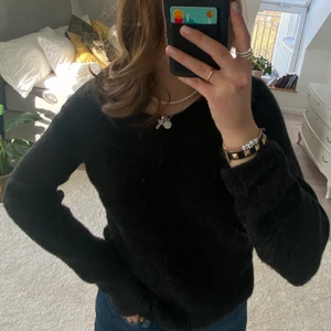 STICKAD TRÖJA - Säljer denna stickade tröja ifrån h&m då den tyvärr inte kommer till användning längre. Passar mig bra i storleken som är 161cm lång och vanligtvis bär storlek xs/s⚡️💖