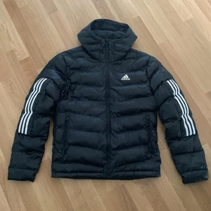 Adidas jacka  - Jackan är i bra skick. Har inte använt den på över ett år och knappt något när jag köpte den. Storleken är small.
