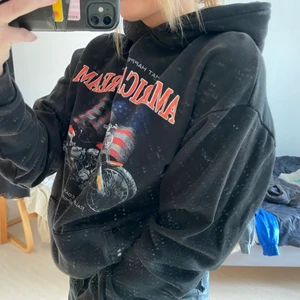 Huvtröja - Kör en intressekoll på min huvtröja med cool tryck från madlady i storlek S men sitter mer som M skulle jag säga 💗