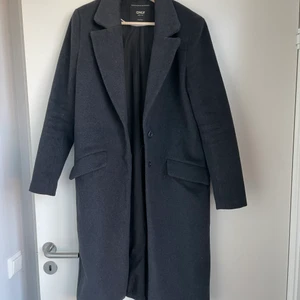 Kappa från Only  - Mörkgrå kappa från Only, strl S. Finns ett hål i fodret i högra fickan, som kan lagas av den händige. I övrigt inget att anmärka på, vad jag har märkt.