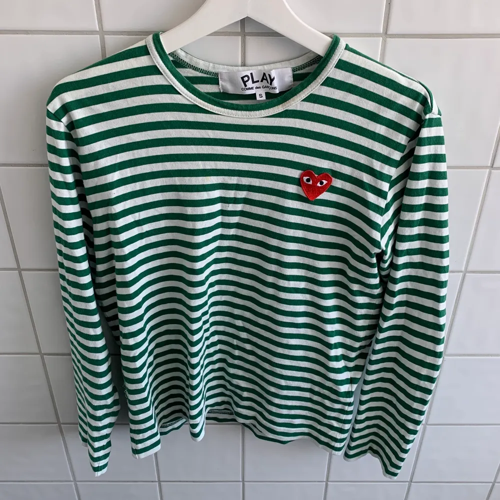 Säljer mina gröna långärmade Comme des garcons play (striped heart) grön. storlek S, men skulle säga att den även passar en M. Säljer pga att jag inte använder den. Använd ca 10 gånger. Nypris: 1360. T-shirts.