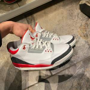 Jordan 3 fire red Info: en väldigt fin sko i toppkvalite förutom lite creasing 🌐Size: 44,5 🌀Cond: 7/10 💶pris: 1600 kr