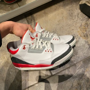 Jordan 3 fire red - Jordan 3 fire red Info: en väldigt fin sko i toppkvalite förutom lite creasing 🌐Size: 44,5 🌀Cond: 7/10 💶pris: 1600 kr