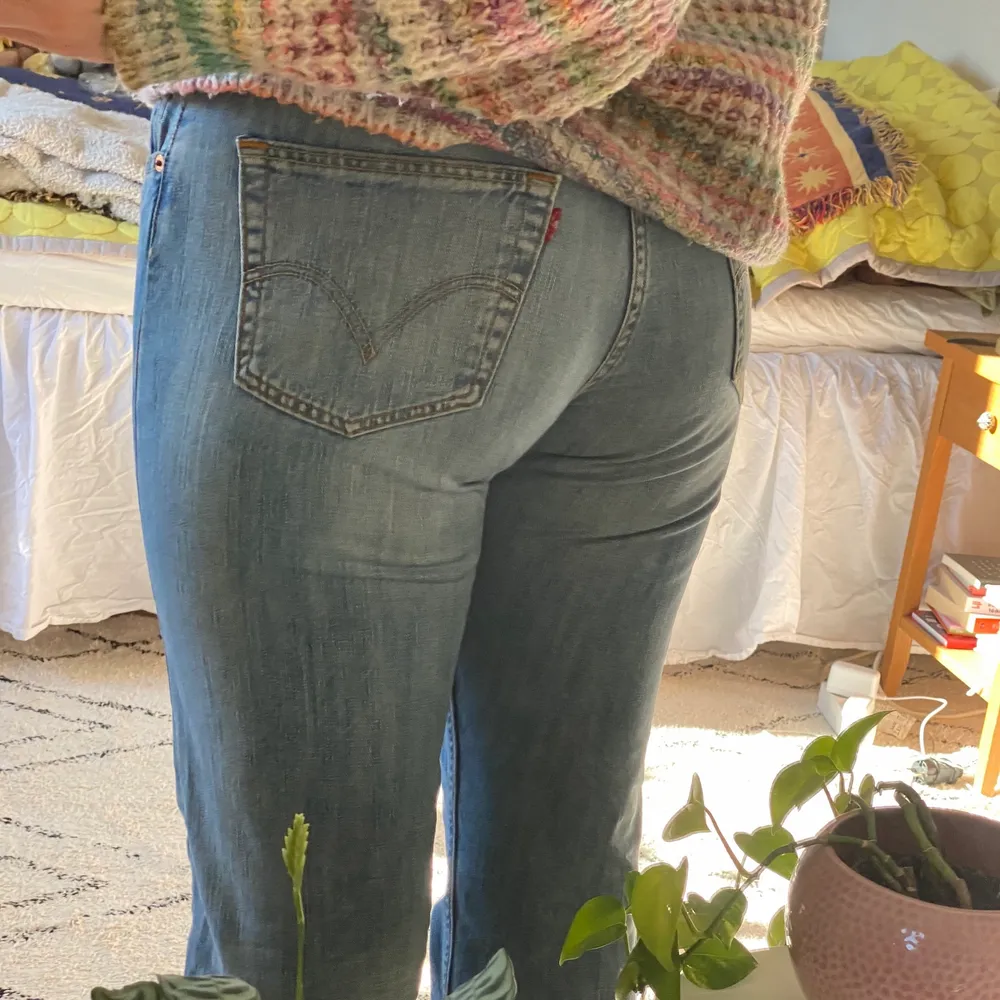 Ett par Levis 501 i storlek 33/32. I jättefin blåfärg som passar utmärkt till sommaren. . Jeans & Byxor.