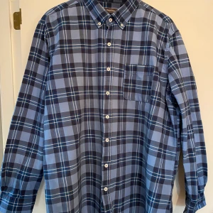 Blårutig skjorta 3XL - Blårutig skjorta, strl 3XL, 1 bröstficka, knappar.