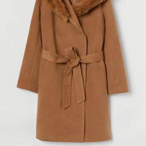 Kappa från H&M - En kort kappa i vävd, lätt borstad kvalitet. Kappan har en stor huva med bred med fuskpälskant. Har köpt den från H&M för 700 kr säljer den för 500 kr
