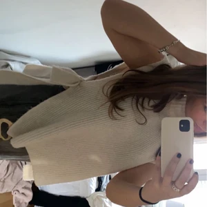 Stickad väst!! - Säljer denna vita stickade västen med knyten på sidorna, samt hög krage. Från gina tricot!!