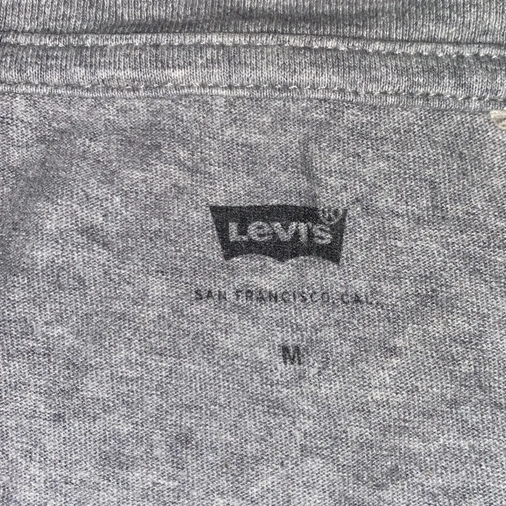 En grå vintage Levis T-shirt i storlek M i bra skick💕. Trycket är helt som nytt och är inte förstört någonstans❤️. T-shirts.