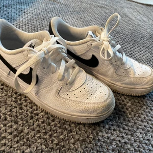 Nike Force 1 barnskor - Storlek 33 Använt skick, men de är fina och har mycket kvar att ge! 