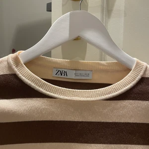 Tröja - En randig tröja i lite tjockare material från zara! Aldrig använd! Storlek M men sitter perfekt för en Xs/s 🧚🏻‍♀️❤️