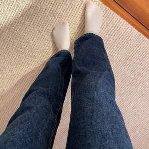 Mörkblå ”vintage” lee jeans. Jag är 166 lång