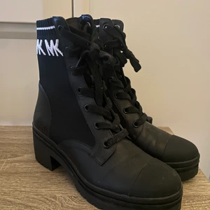 Michael Kors Platåstövletter - Använda 1 gång förra hösten, helt nya. Köpta på Zalando. Skinn och stickat material på utsidan. Det stickade materialet är väldigt stretchigt vilket gör att den är anpassningsbar till benet. Brea bootie heter modellen på skon. 