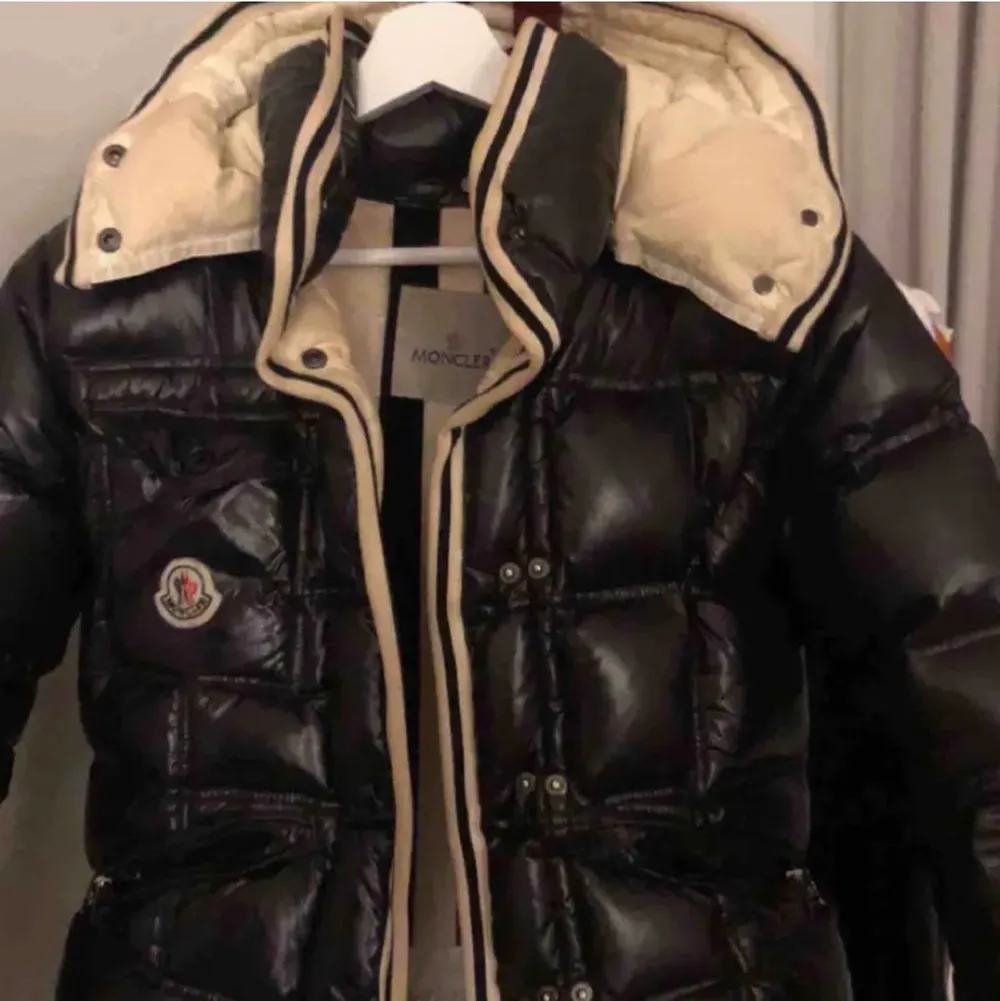 Säljer min moncler dunjacka! Köpte för 3500 på plick och trodde jag skulle få med äkthetsbevis, men fick ej det och kan därmed inte garantera äkthet. Känns dock äkta. Därför är priset ganska lågt. Avtagbar luva❤️        . Jackor.