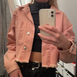 Rosa croppad jeans jacka - Jeans jacka från gina som är croppad inte använd 