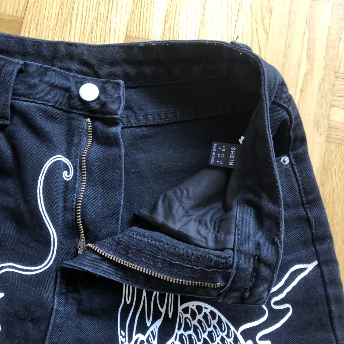 Svarta momjeans m. Draktryck  - 90