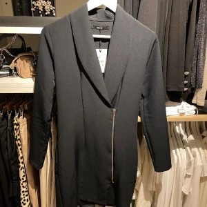 Kavajklänning  - Sååå snygg, sjukt bra passform och formar kroppen. Tjockt material. Inköpt för 500 på bikbok men aldrig använd