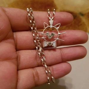 Äkta silver halsband  - Äkta silver halsband med hänge.  Ca 50cm pris 200kr plus frakt.  Superfint skick 