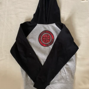 Independent hoodie - Independent hoodie💗 Den är gjord för barn men den är typ som en XS