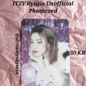 Unofficial Photocard på Ryujin från ITZY. Gratis frakt och freebies ingår i köpet. Kostar bara 50 KR. Kontakta mig ifall du är sugen på att köpa. 