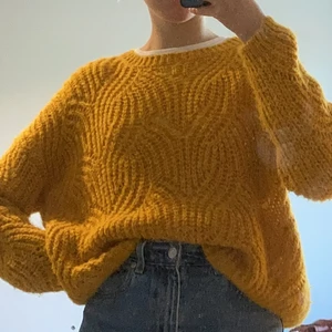 Stickad  - Stickad tröja - gul/orange - storlek S - mycket skön och i fint skick - märke, only