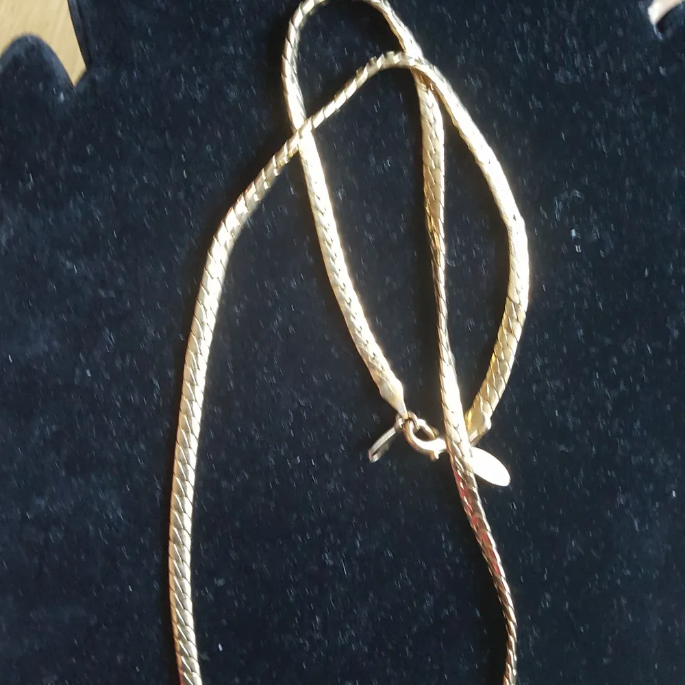 3st  guld guldplätrtad halsband superfint skick. 120kr/st plus frak.  Mycket finnare än på bilden. Fick inte riktigt bild av smycke. Storlek 50cm -60cm. Accessoarer.
