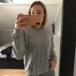 Grå sweatshirt  - Grå crewneck sweatshirt, knappt använd. Köparen står för eventuell frakt. 🌸