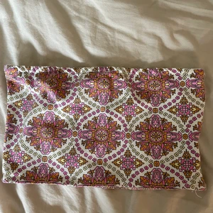 Tubtopp från Bikbok - Så fin topp som är perfekt att ha under en skjorta eller en zipup hoodie😍 den är tyvärr för liten för mig, mycket bra skick