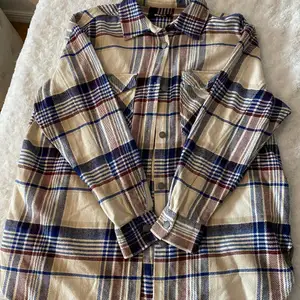 Bomullsskjorta med knappar i mycket fint skick, använd endast en gång! Skjortan är av det varmare lagret, perfekt till hösten. Inga hål eller fläckar finns. Skjortan är oversized så passar också som en XL  