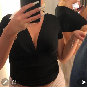 Svart topp - Skitsnygg topp från bikbok i storlek 34. Jag har knappt använt den max 2-3 gånger. 