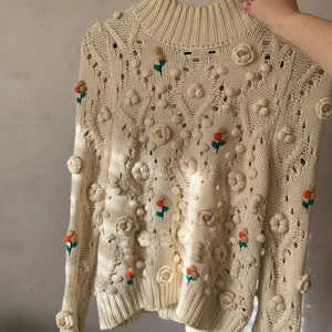 Stickad tröja från Zara  - En jättefin stickad tröja från zara. Använd max 5 ggr och helt slutsåld på hemsidan 💕