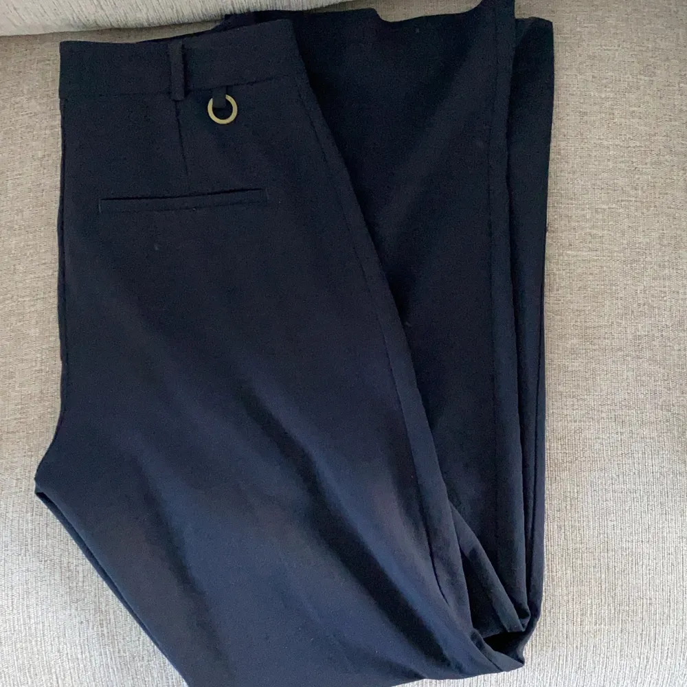Marinblåa kostym byxor med rak modell. Använda ett par gånger men som nya. Säljer pga blivit för små. Strlk 36 . Nypris 699 . Jeans & Byxor.