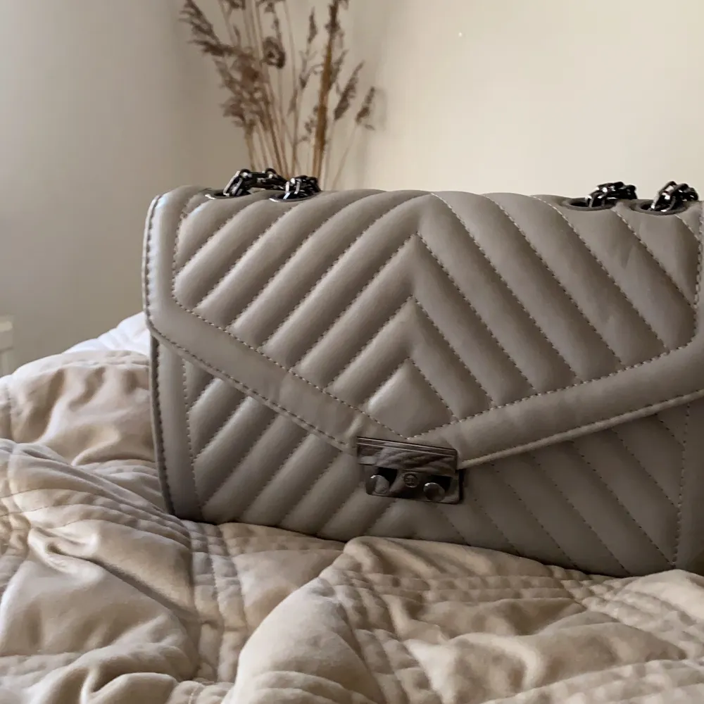 Super snygg väska som tyvär aldrig kommer till användning. Är i grått skinn med silver detaljer. Aldrig använd och är som i ny skick. . Laukut & Käsilaukut.