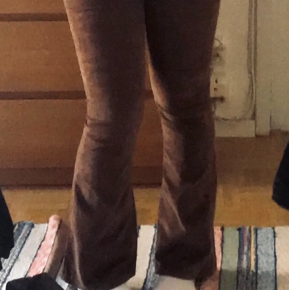 Jättefina byxor som tyvärr var lite för små på mig! Aldrig använda så är i bra skick❤️ De är långa i benen på mig som är 168 cm🥰. Jeans & Byxor.