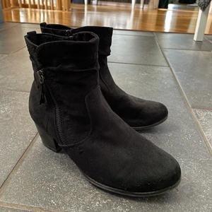 Ecco stövletter mocka  - Säljer mina fina svarta stövletter med klack i mocka. Tyvärr har jag växt ur dem, men de är väldigt sparsamt använda💜Skorna har dragkedja och fina detaljer på sidan🌸