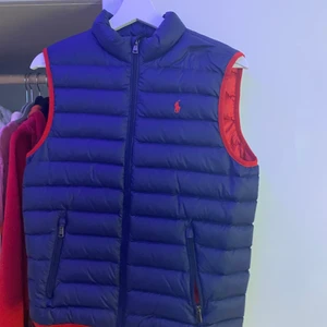 Ralph lauren Väst - Säljer min ralph lauren väst , köpt för ca 2 år sedan på kidabrandstore. Väldigt fint skick och inga fläckar eller andra skavanker . Köpt för 900kr och säljer för 450kr! Storlek 14-16 år. Säljer pga att jag inte kan ha den och att den inte används längre 💞