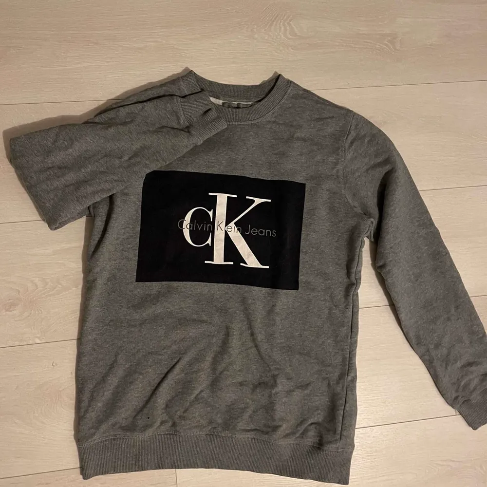 En grå Calvin Klein tröja i bra skick. Buda eller kom med privat bud för snabb affär. Hämtas i Eskilstuna annars tillkommer frakt. . Tröjor & Koftor.
