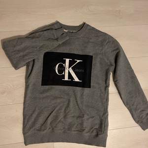 En grå Calvin Klein tröja i bra skick. Buda eller kom med privat bud för snabb affär. Hämtas i Eskilstuna annars tillkommer frakt. 