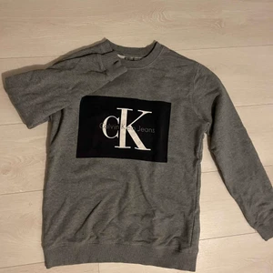 Calvin Klein tröja - En grå Calvin Klein tröja i bra skick. Buda eller kom med privat bud för snabb affär. Hämtas i Eskilstuna annars tillkommer frakt. 