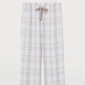 Rutiga pyjamasbyxor H&M - Säljer H&M pyjamasbyxor i storlek L använda en gång. Midjan är normal hög.